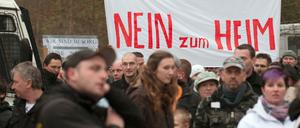 Gegner des geplanten Flüchtlingsheims demonstrieren in Köpenick.
