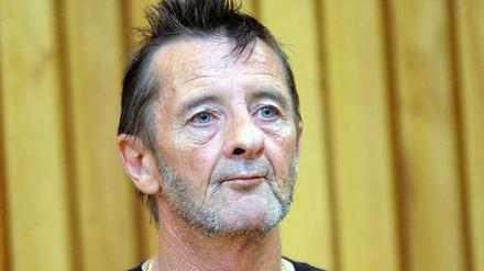 Phil Rudd. Bizarrer Auftritt des Schlagzeugers von AC/DC vor Gericht.