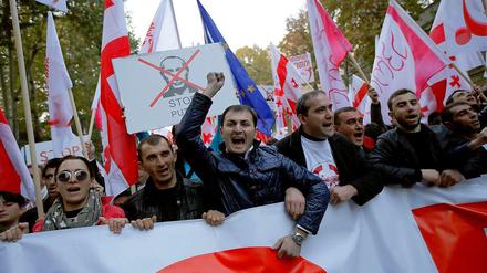 In Georgiens Hauptstadt Tiflis demonstrieren zehntausende Menschen gegen Russland und die eigene Regierung.