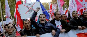 In Georgiens Hauptstadt Tiflis demonstrieren zehntausende Menschen gegen Russland und die eigene Regierung.