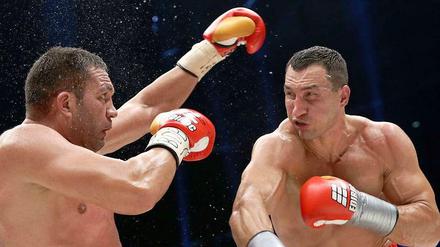 Wirkungstreffer: Wladimir Klitschko (r.) hatte nur kurz Mühe mit seinem Herausforderer Kubrat Pulew.