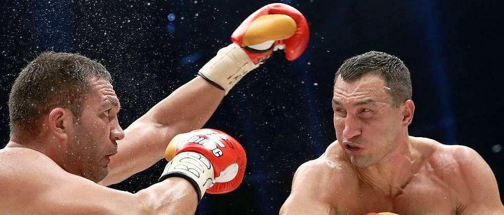Wirkungstreffer: Wladimir Klitschko (r.) hatte nur kurz Mühe mit seinem Herausforderer Kubrat Pulew.