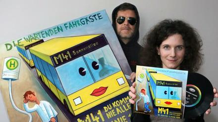 Der Musiker Moritz Reichelt und die Journalistin Michaela Maria Müller zeigen das Platten-Cover und das Bild, das beiden als Vorlage diente.