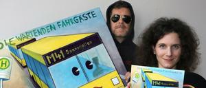 Der Musiker Moritz Reichelt und die Journalistin Michaela Maria Müller zeigen das Platten-Cover und das Bild, das beiden als Vorlage diente.