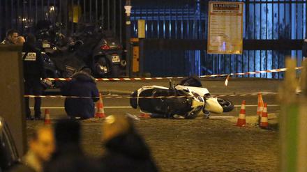 Die Flucht ist zu Ende. Die beiden Täter wollten zu Fuß und dann auf einem Motoroller der Polizei entkommen.