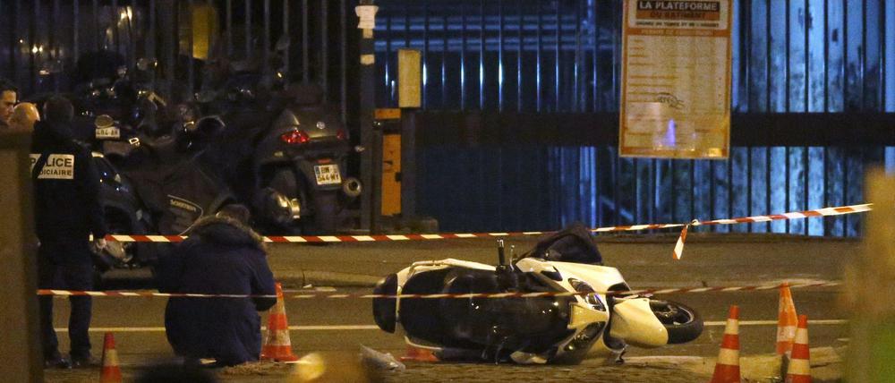 Die Flucht ist zu Ende. Die beiden Täter wollten zu Fuß und dann auf einem Motoroller der Polizei entkommen.