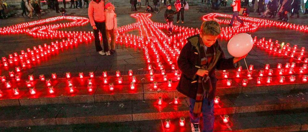 Kinder am 8. November 2014 auf dem Maidan. Das nationale Symbol der Ukraine, der Dreizack, ist mit Kerzen dargestellt.