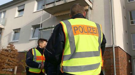 Polizisten stehen am Tatort in Hamm.