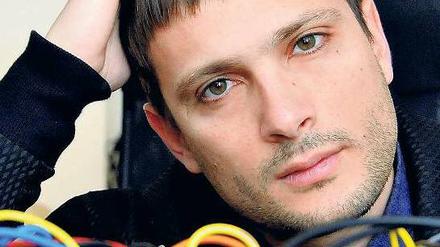 Verbindungen herstellen. Labelmacher Bill Kouligas, 32. 