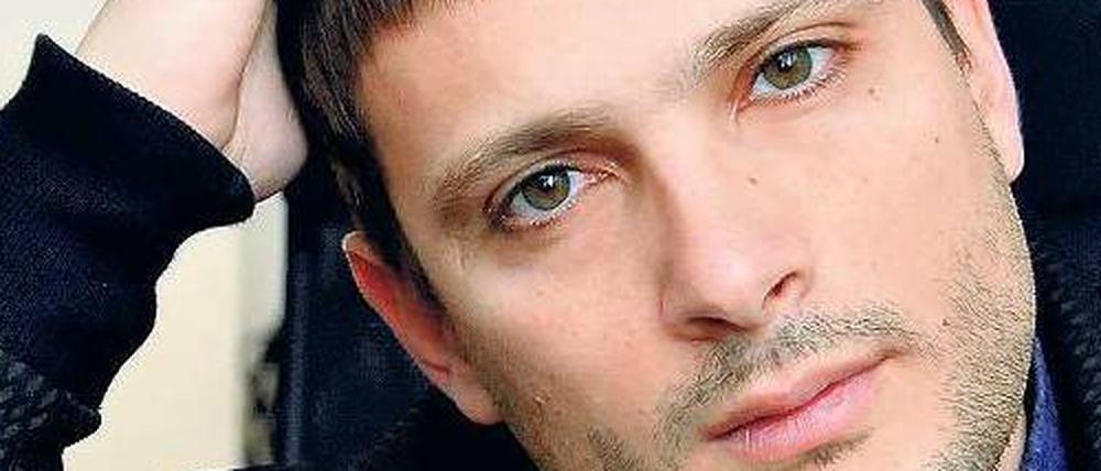 Verbindungen herstellen. Labelmacher Bill Kouligas, 32.