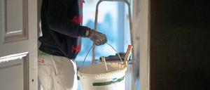 Wer Handwerker beschäftigt kann mit den Kosten seine Steuerschuld senken.