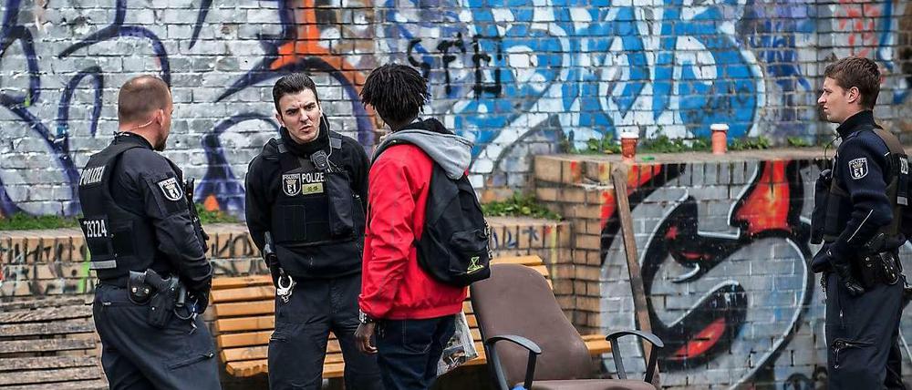 Ein (viel zu) seltenes Bild: Polizisten im Görlitzer Park.