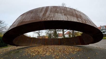 Herbstlaub liegt in Winnenden (Baden-Württemberg) an dem Mahnmal «Gebrochener Ring», welches an den Amoklauf vom 11.03.2009 an der Albertville-Realschule erinnert.