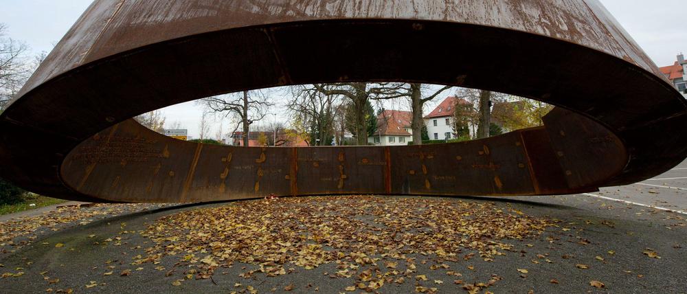 Herbstlaub liegt in Winnenden (Baden-Württemberg) an dem Mahnmal «Gebrochener Ring», welches an den Amoklauf vom 11.03.2009 an der Albertville-Realschule erinnert.