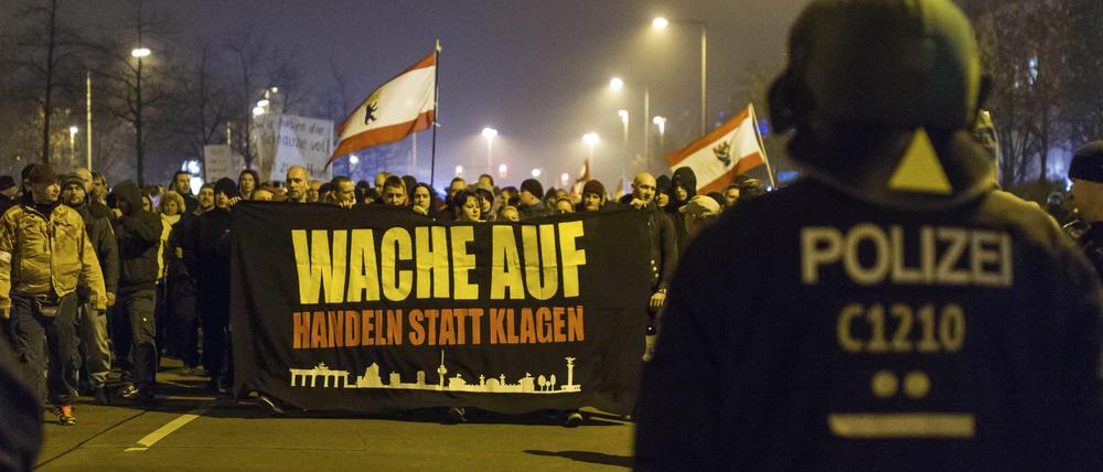 Demonstration gegen Flüchtlinge in Berlin-Marzahn g
