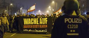Demonstration gegen Flüchtlinge in Berlin-Marzahn g