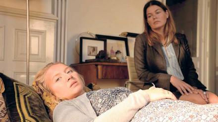 Es wird etwas Schlimmes passieren, daran ändern auch die Sitzungen von Carola Kubitz (Anna Maria Mühe) bei Therapeutin Jenny Trumascheck (Birge Schade) nichts. Foto: ZDF