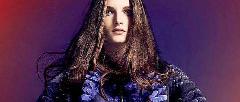 Mary Katrantzou entwarf für Adidas eine Kollektion. Hier dekorierte sie das Dreiblatt und die drei Streifen zu einem Muster.