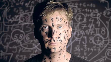Bis auf die Haut. Oliver Sechting, Berliner Filmemacher und Protagonist der Doku „Wie ich lernte, die Zahlen zu lieben“. 
