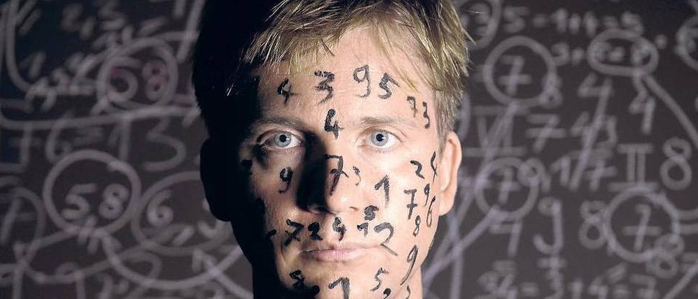 Bis auf die Haut. Oliver Sechting, Berliner Filmemacher und Protagonist der Doku „Wie ich lernte, die Zahlen zu lieben“. 