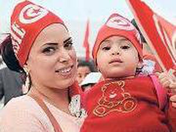 Ihr Favorit. Amal Youssef (mit Maja) glaubt an Beji Caid Essebsi.