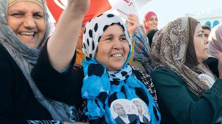 Kopf an Kopf. Beji Caid Essebsis Chancen, die Wahl zu gewinnen, sind gut. Sein größter Rivale heißt Moncef Marzouki. Auch er hat viele Fans. Zum Beispiel diese Damen in der Hafenstadt Bizerte.