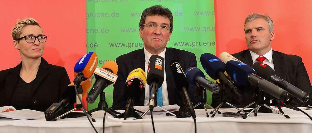 Die Parteivorsitzende der Linken, Susanne Hennig-Wellsow (l-r), Grünen-Chef Dieter Lauinger und SPD-Chef Andreas Bausewein bei der Vorstellung des Koalitionsvertrags. 