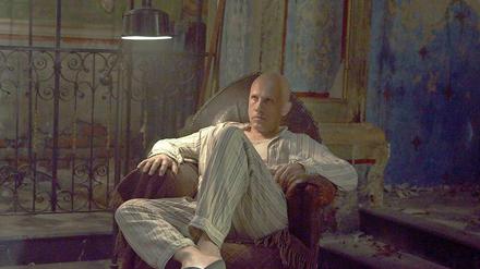 Computergenie Qohen (Christoph Waltz) im Pyjama.
