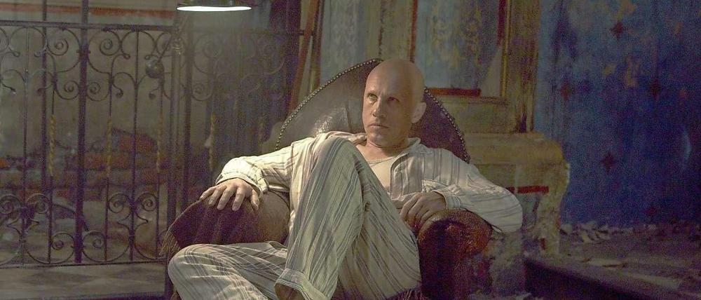 Computergenie Qohen (Christoph Waltz) im Pyjama.