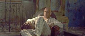 Computergenie Qohen (Christoph Waltz) im Pyjama.