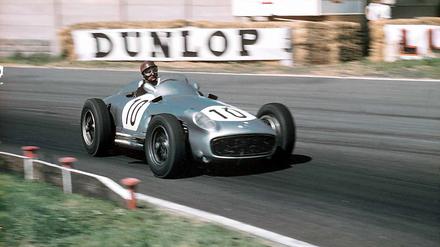 Rasende Legende. 1955 gewann der Argentinier Juan Manuel Fangio den Titel im Silberpfeil. 