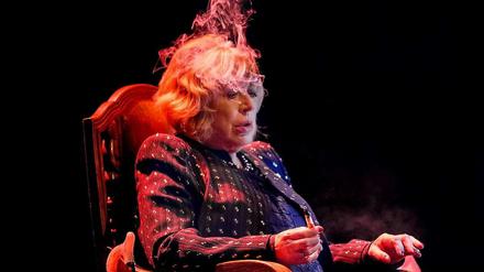 Marianne Faithfull braucht im Konzert Sitzpausen, aber ihr Gesang ist mitreißend.