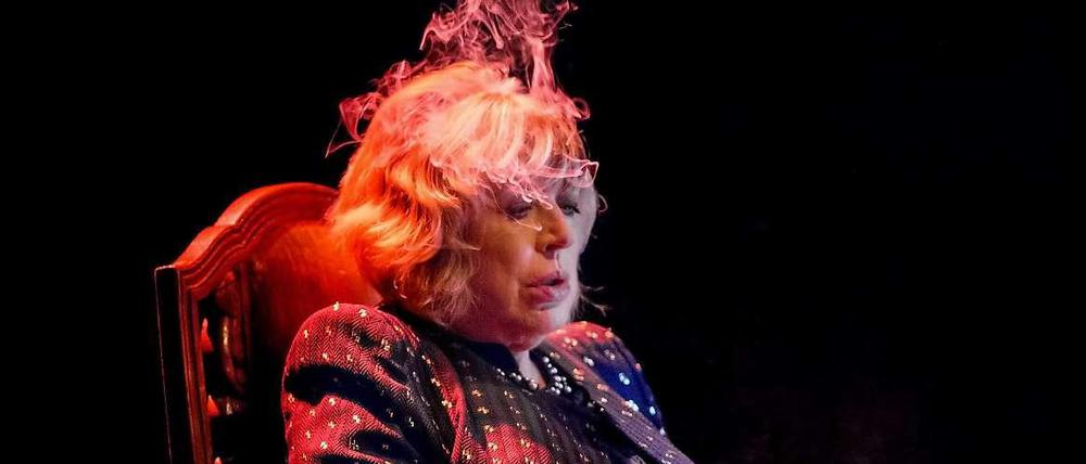 Marianne Faithfull braucht im Konzert Sitzpausen, aber ihr Gesang ist mitreißend.