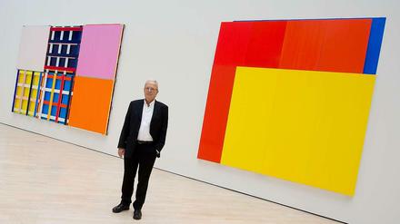 Imi Knoebel vor seinen Werken "Aliaaa" (l) und "Ich Nicht X" in seiner Ausstellung "Werke 1966-2014" im Kunstmuseum in Wolfsburg.