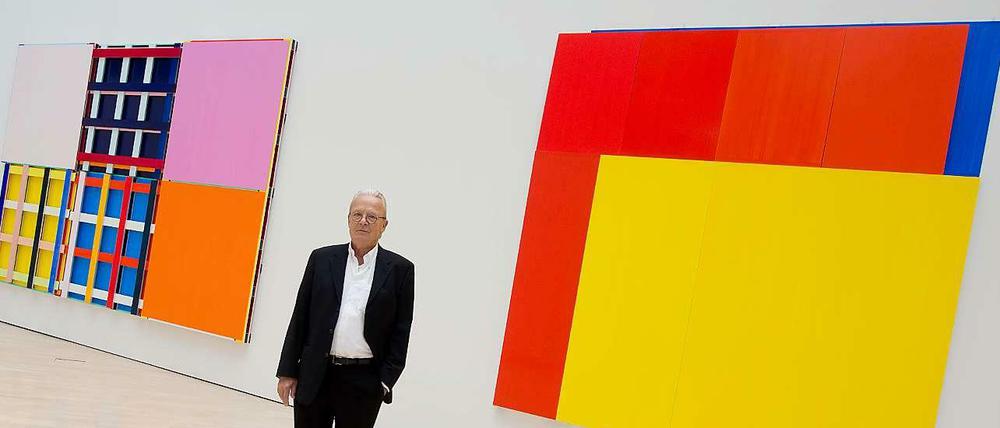 Imi Knoebel vor seinen Werken "Aliaaa" (l) und "Ich Nicht X" in seiner Ausstellung "Werke 1966-2014" im Kunstmuseum in Wolfsburg.