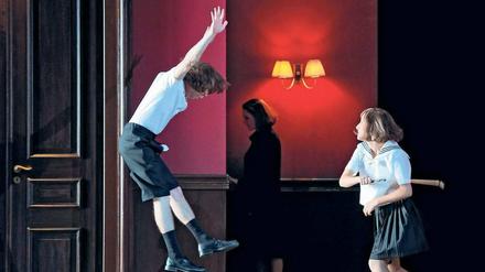 Thomas Lichtenecker als Miles, Sónja Grané als Flora in der Inszenierung der Staatsoper.