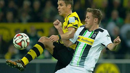 Mitreden erlaubt. Gladbachs Max Kruse (rechts) mit Dortmunds Sebastian Kehl.