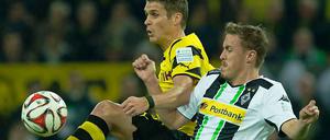 Mitreden erlaubt. Gladbachs Max Kruse (rechts) mit Dortmunds Sebastian Kehl.