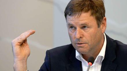 Christian Görke, 52, wurde in Rathenow geboren. Er ist Sohn eines Lehrers. Sein Vater war CDU-Politiker, seine Schwester – ebenfalls Lehrerin – ist auch CDU-Mitglied. Bis vor gut zehn Jahren unterrichtete Görke an einer Gesamtschule mit gymnasialer Oberstufe in Rathenow. Er war bis zu seinem Wechsel in Landespolitik Geschichts- und Sportlehrer. Görke ist seit Januar 2014 Landesvorsitzender der Linken und auch Finanzminister. Seit November 2014 ist er zudem stellvertretender Ministerpräsident in Brandenburg. Und er sitzt im Aufsichtsrat des BER. 
