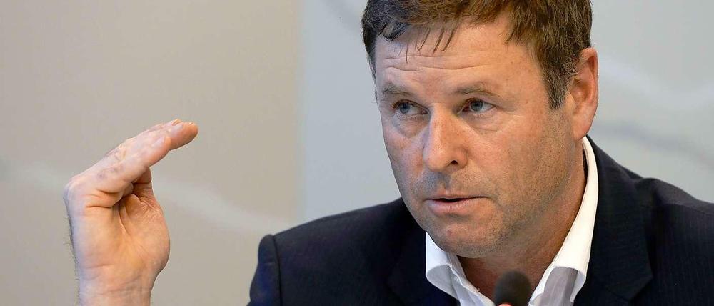 Christian Görke, 52, wurde in Rathenow geboren. Er ist Sohn eines Lehrers. Sein Vater war CDU-Politiker, seine Schwester – ebenfalls Lehrerin – ist auch CDU-Mitglied. Bis vor gut zehn Jahren unterrichtete Görke an einer Gesamtschule mit gymnasialer Oberstufe in Rathenow. Er war bis zu seinem Wechsel in Landespolitik Geschichts- und Sportlehrer. Görke ist seit Januar 2014 Landesvorsitzender der Linken und auch Finanzminister. Seit November 2014 ist er zudem stellvertretender Ministerpräsident in Brandenburg. Und er sitzt im Aufsichtsrat des BER.