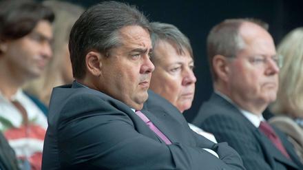 SPD-Chef Sigmar Gabriel - hier beim Zukunftskongress seiner Partei am Samstag - wird vom linken Parteiflügel herausgefordert.