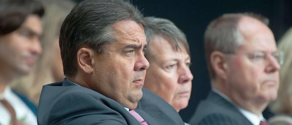 SPD-Chef Sigmar Gabriel - hier beim Zukunftskongress seiner Partei am Samstag - wird vom linken Parteiflügel herausgefordert.