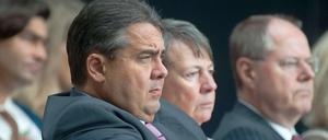 SPD-Chef Sigmar Gabriel - hier beim Zukunftskongress seiner Partei am Samstag - wird vom linken Parteiflügel herausgefordert.