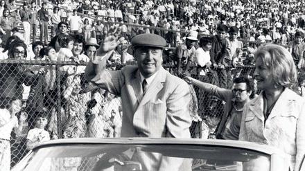 Die Trauben und der Wind - und der chilenische Lyriker Pablo Neruda, 1972 bei einer Kundgebung in Santiago.