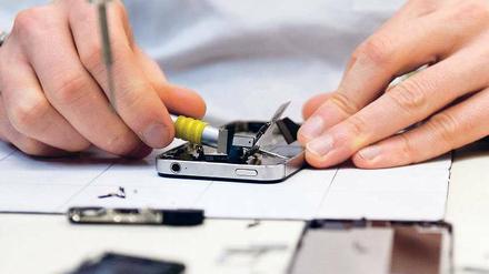 Über 210 Euro beim iPhone 4S von Apple, sogar 250 Euro beim Samsung Galaxy S5 – so viel kostet der Austausch eines gesplitterten Displays. Bei freien Werkstätten zahlt man mitunter weniger als die Hälfte, allerdings lauern dort einige Risiken. Foto: pa/dpa