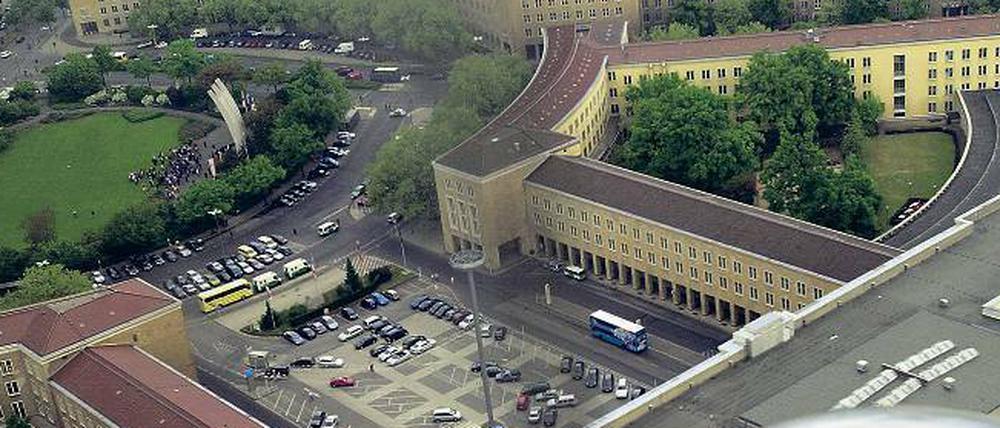 Das Offiziershotel befand sich in dem abgerundeten Gebäude, Bildmitte oben.