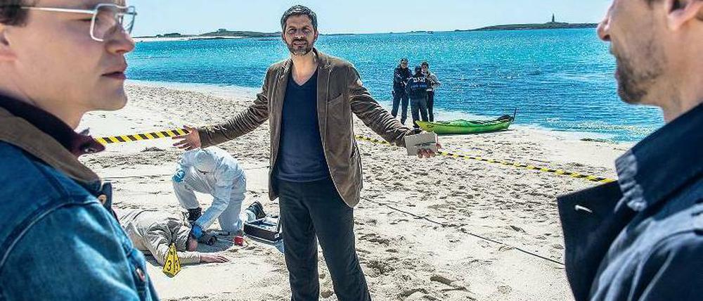 Verbrechen aufklären, wo andere Menschen Urlaub machen. Kommissar Dupin (Pasquale Aleardi, Mitte) und seine Inspektoren am Strand einer Glénan-Insel. Foto: ARD