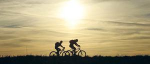 Licht tanken: Auch im Herbst gibt es noch ausreichend Gelegenheit für diese Radfahrer, die Vitamin-D-Speicher an der frischen Luft aufzufüllen.