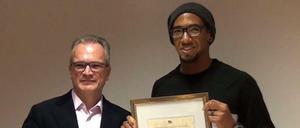 Der Sonderpreisträger Jerome Boateng (rechts) und Christoph Wegener (links), Vorstandsvorsitzender der "Initiative Hauptstadt Berlin", bei einem Interview.