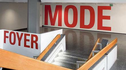 Innenerneuert. Blick ins Foyer des Kunstgewerbemuseums mit seinem Wegeleitsystem.
